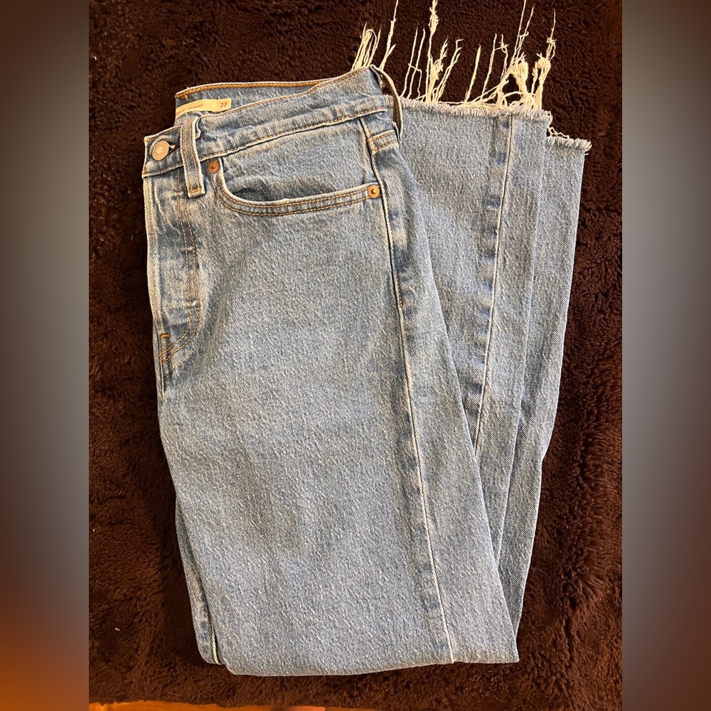 Women’s Levi’s Frayed Hem Blue Jeans